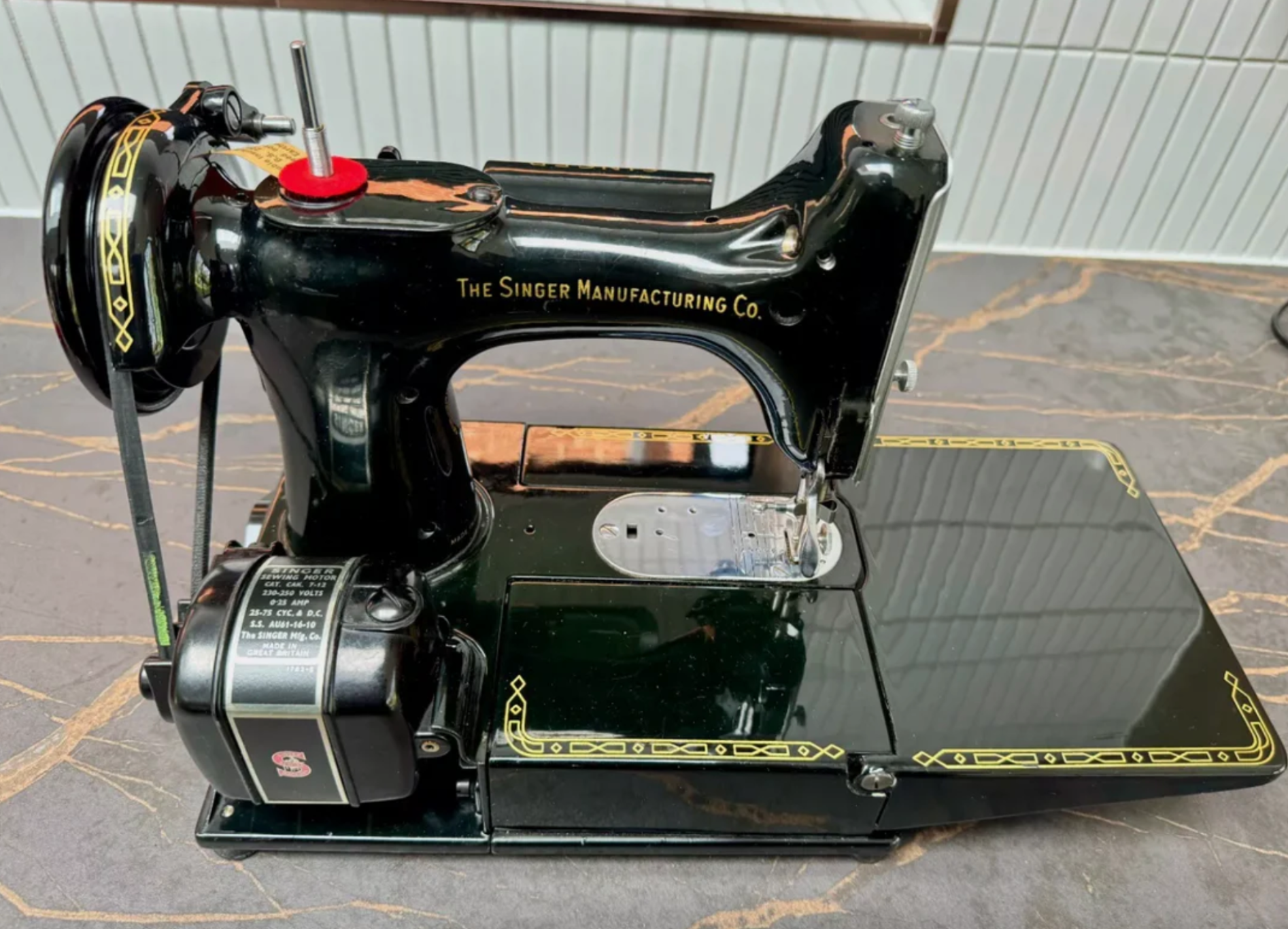 Rare 1960 Singer 222K Featherweight Free-Arm Sewing Machine – Red “S” Badge – Fully Serviced with Complete Accessories