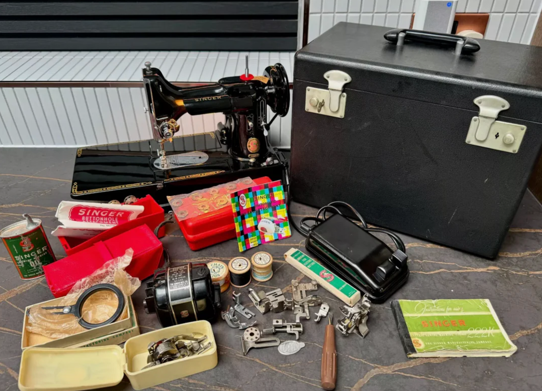Rare 1960 Singer 222K Featherweight Free-Arm Sewing Machine – Red “S” Badge – Fully Serviced with Complete Accessories