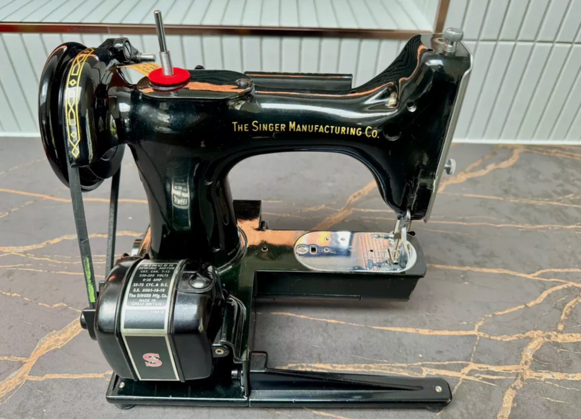 Rare 1960 Singer 222K Featherweight Free-Arm Sewing Machine – Red “S” Badge – Fully Serviced with Complete Accessories