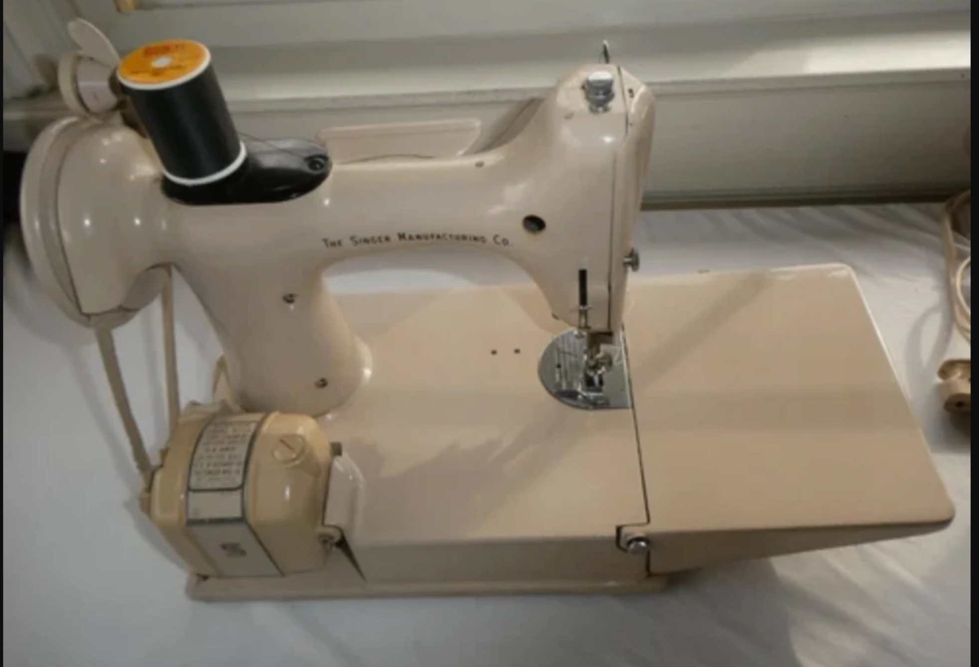 Vintage 1961 Singer 221K Tan Featherweight Sewing Machine with Case & Accessories – Rare British Made Singer Featherweight