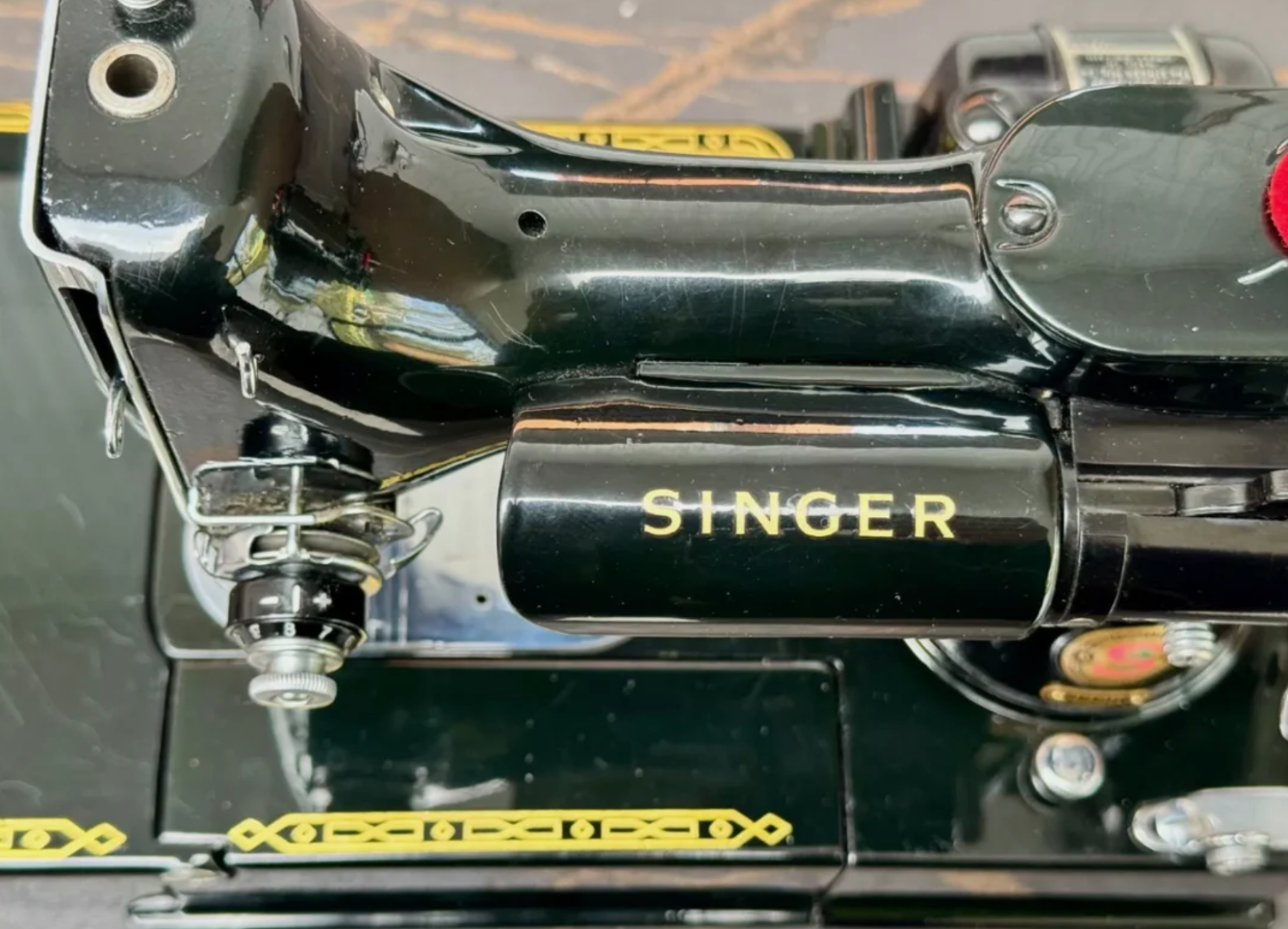 Rare 1960 Singer 222K Featherweight Free-Arm Sewing Machine – Red “S” Badge – Fully Serviced with Complete Accessories