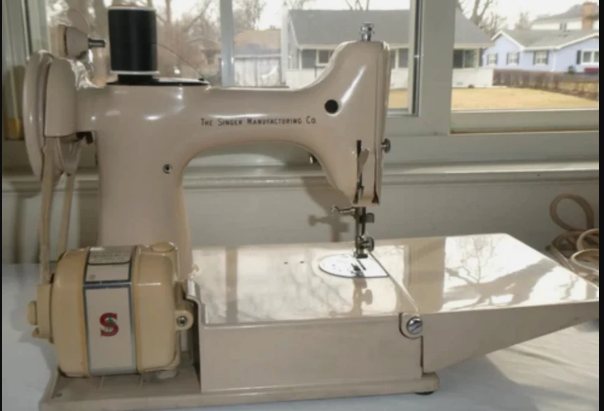 Vintage 1961 Singer 221K Tan Featherweight Sewing Machine with Case & Accessories – Rare British Made Singer Featherweight