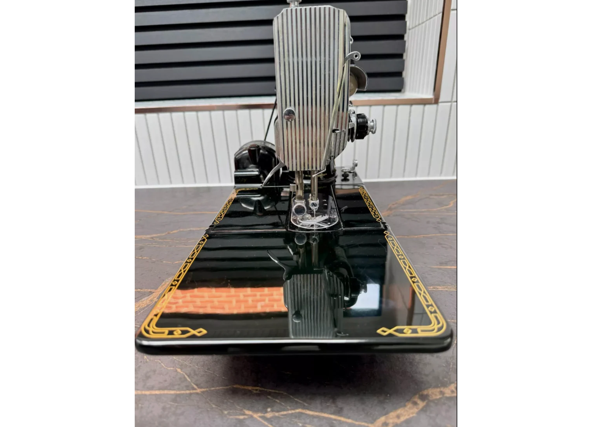 Rare 1960 Singer 222K Featherweight Free-Arm Sewing Machine – Red “S” Badge – Fully Serviced with Complete Accessories