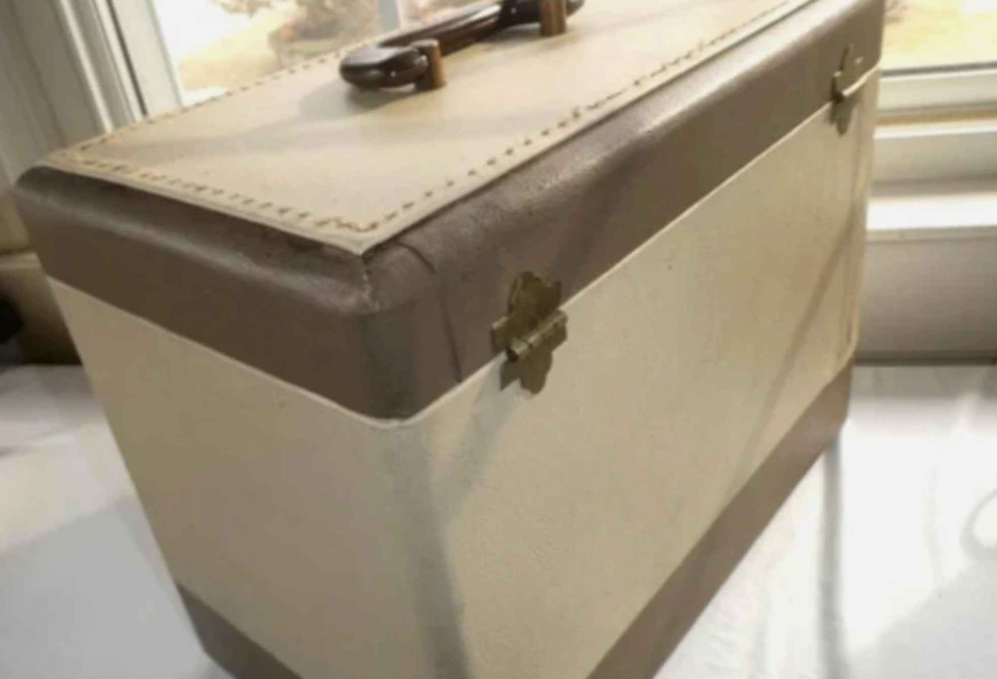 Vintage 1961 Singer 221K Tan Featherweight Sewing Machine with Case & Accessories – Rare British Made Singer Featherweight