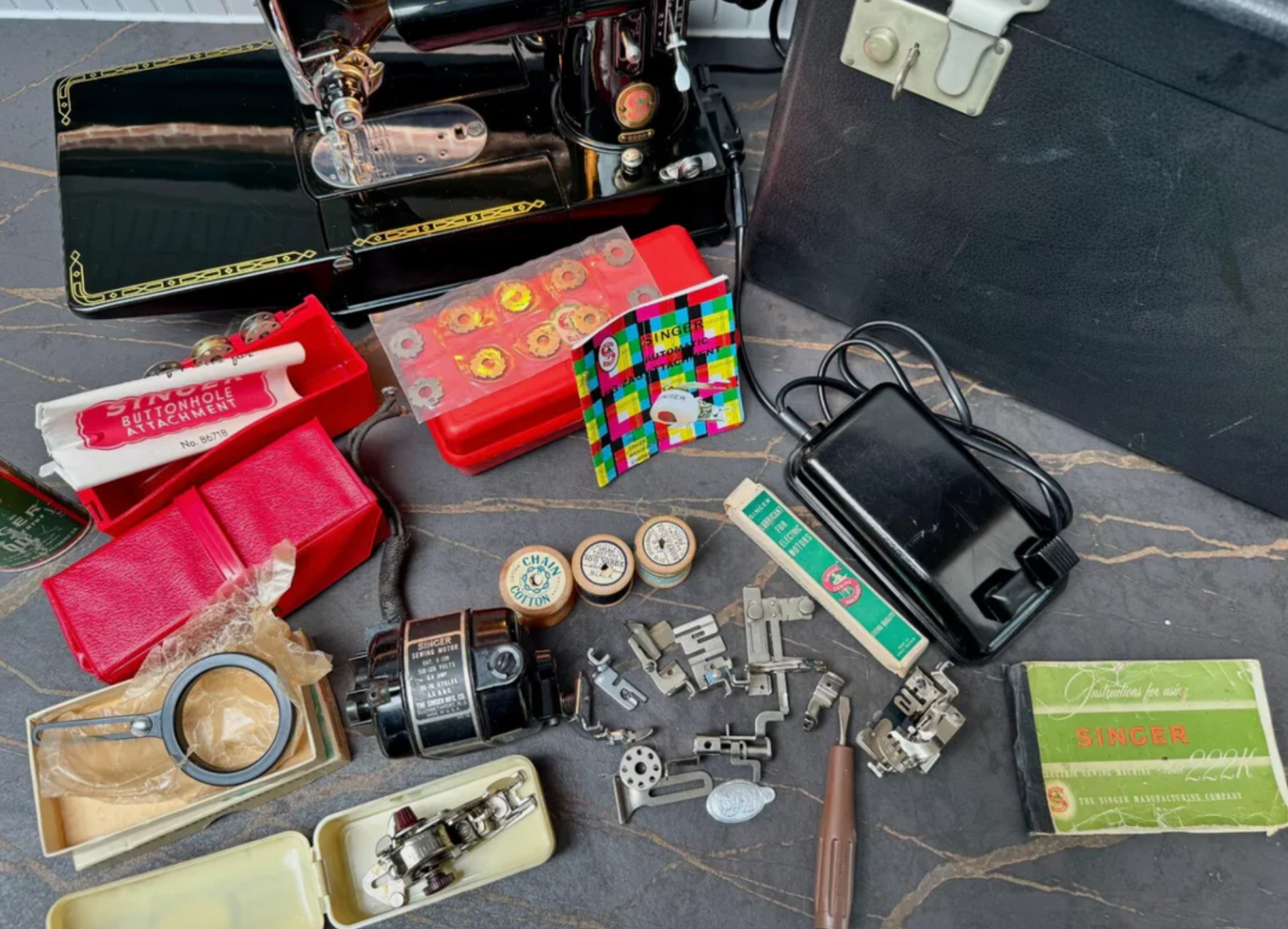 Rare 1960 Singer 222K Featherweight Free-Arm Sewing Machine – Red “S” Badge – Fully Serviced with Complete Accessories
