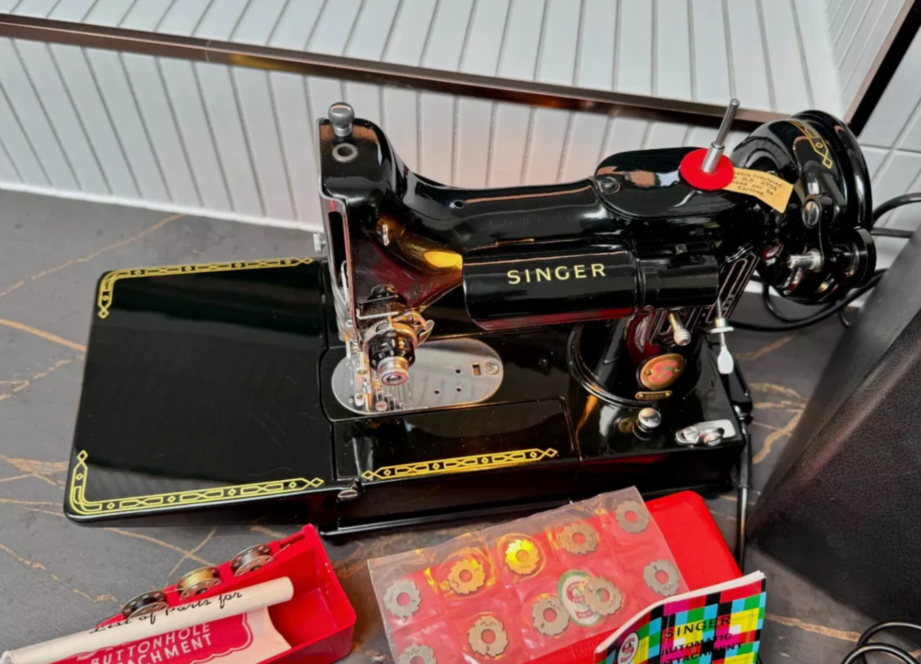 Rare 1960 Singer 222K Featherweight Free-Arm Sewing Machine – Red “S” Badge – Fully Serviced with Complete Accessories