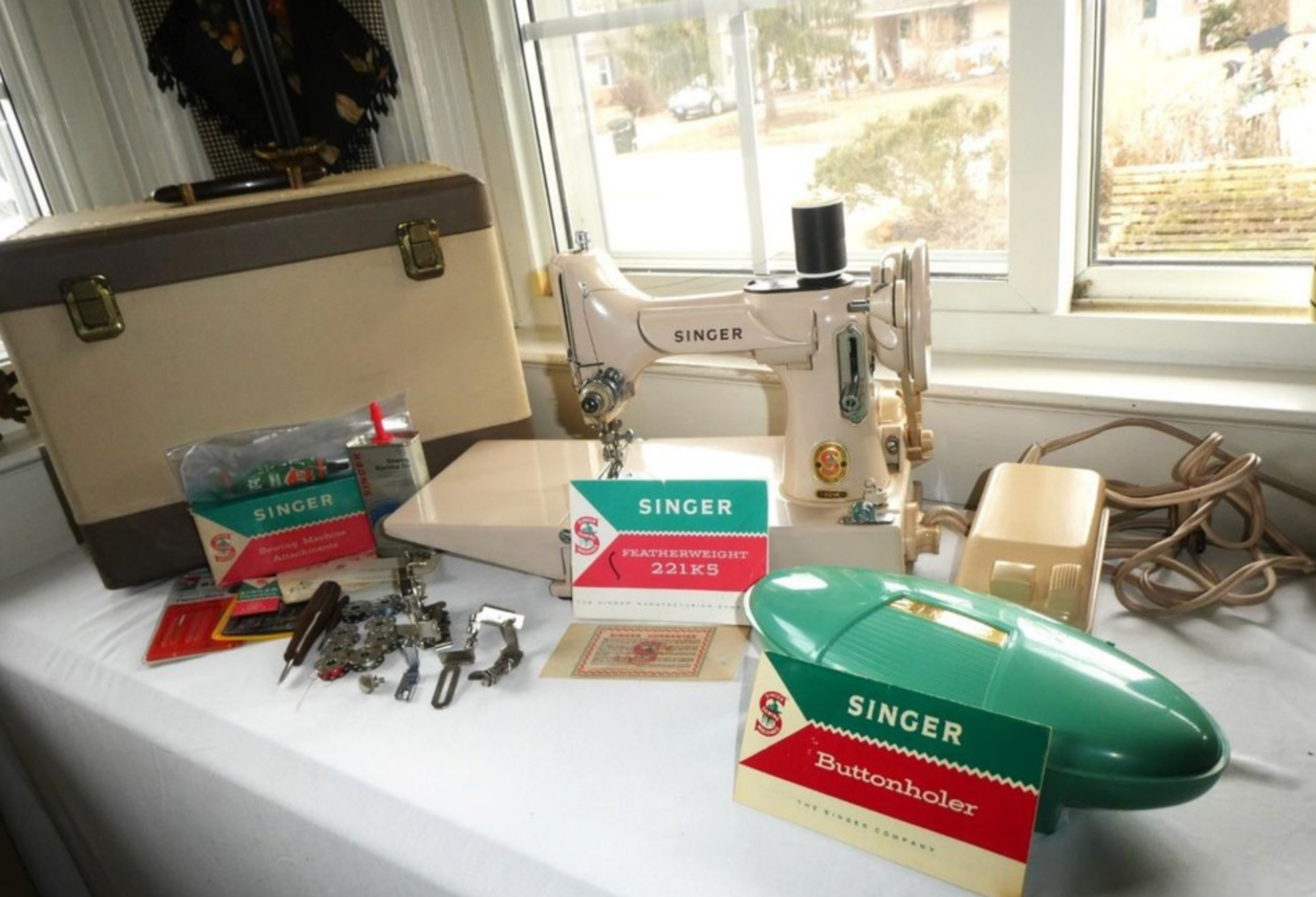 Vintage 1961 Singer 221K Tan Featherweight Sewing Machine with Case & Accessories – Rare British Made Singer Featherweight