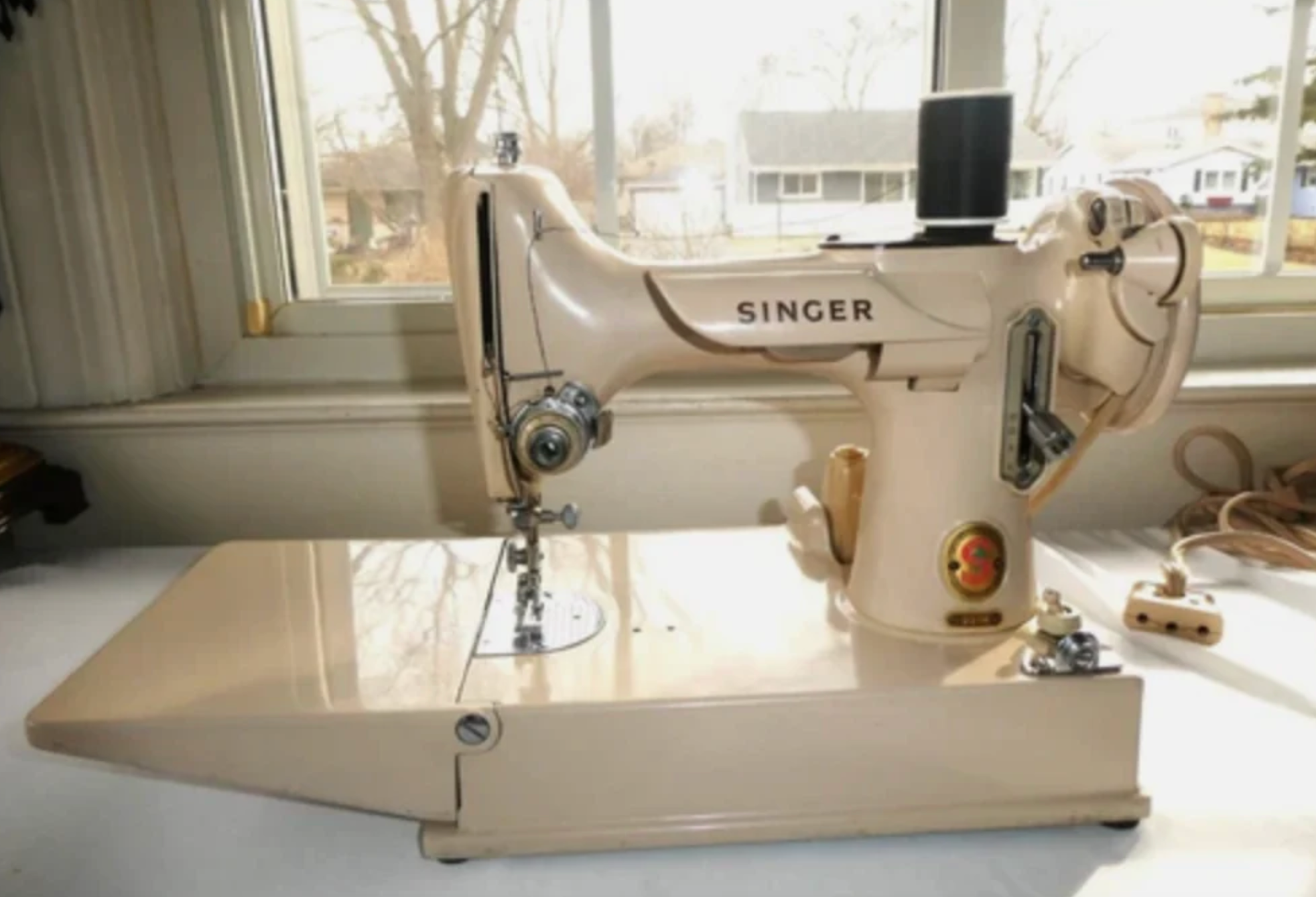 Vintage 1961 Singer 221K Tan Featherweight Sewing Machine with Case & Accessories – Rare British Made Singer Featherweight