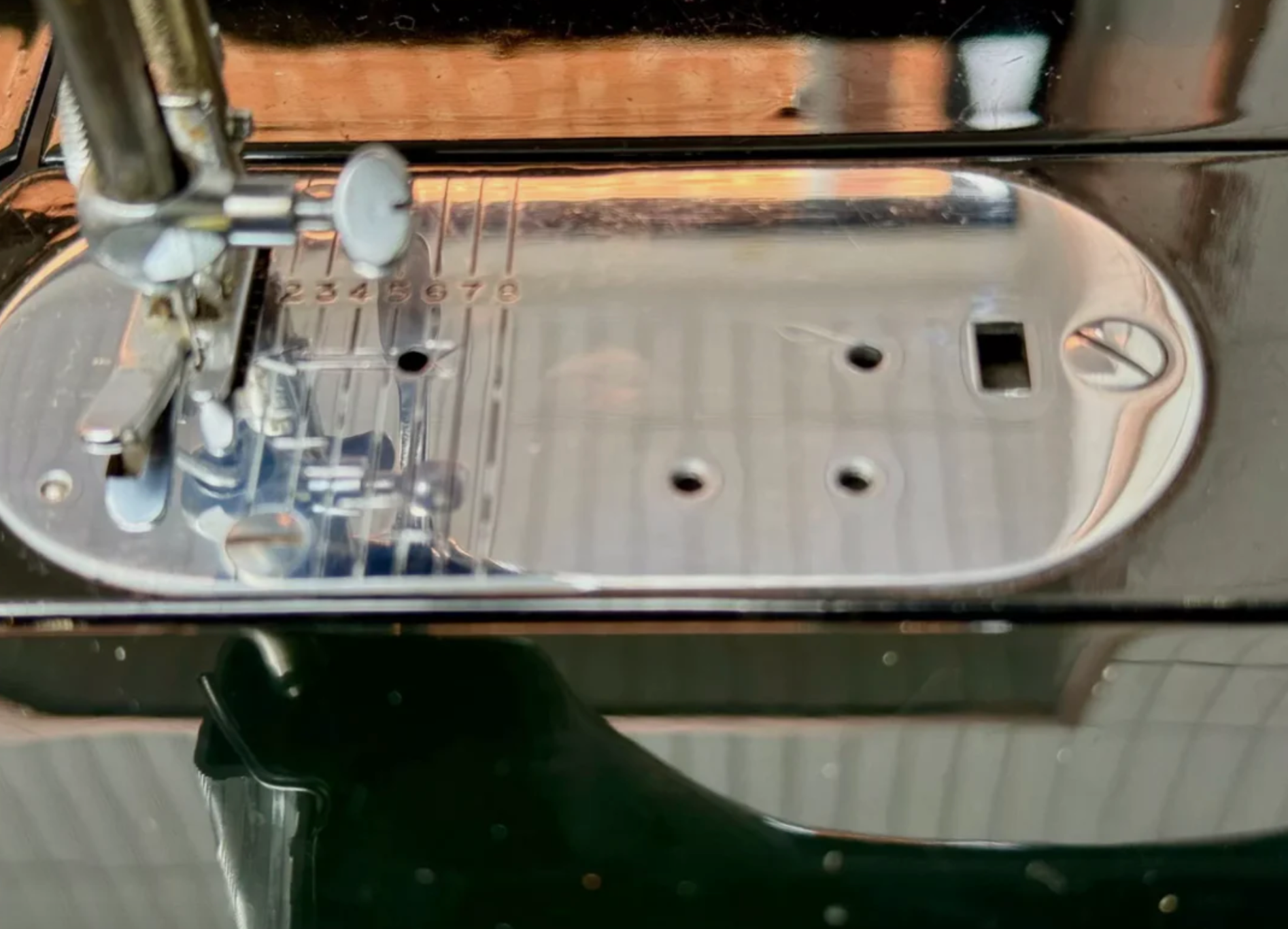 Rare 1960 Singer 222K Featherweight Free-Arm Sewing Machine – Red “S” Badge – Fully Serviced with Complete Accessories