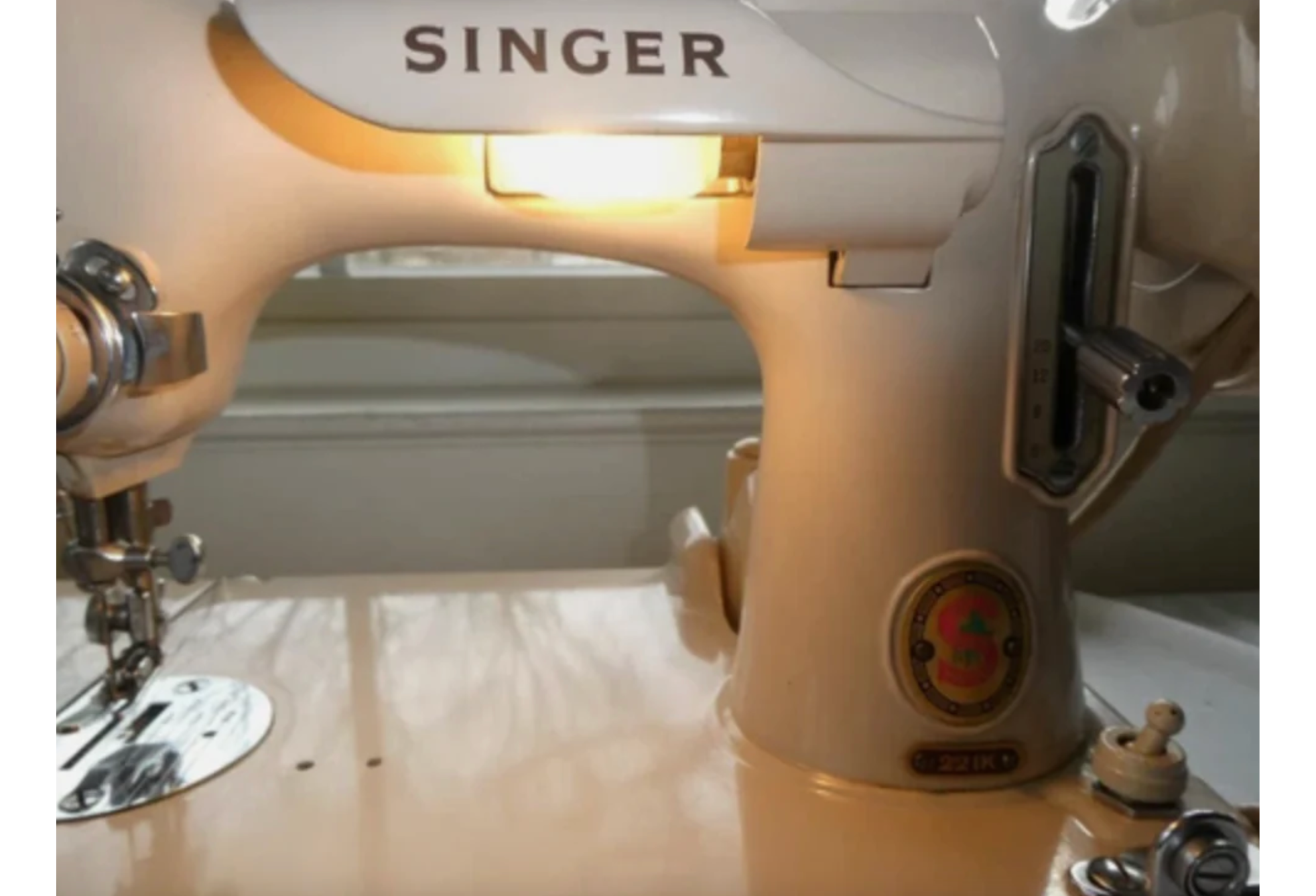 Vintage 1961 Singer 221K Tan Featherweight Sewing Machine with Case & Accessories – Rare British Made Singer Featherweight