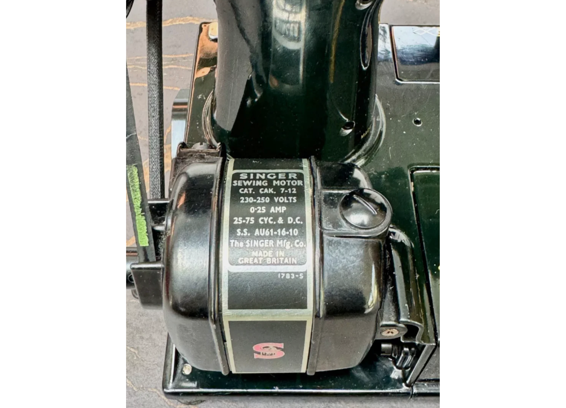 Rare 1960 Singer 222K Featherweight Free-Arm Sewing Machine – Red “S” Badge – Fully Serviced with Complete Accessories