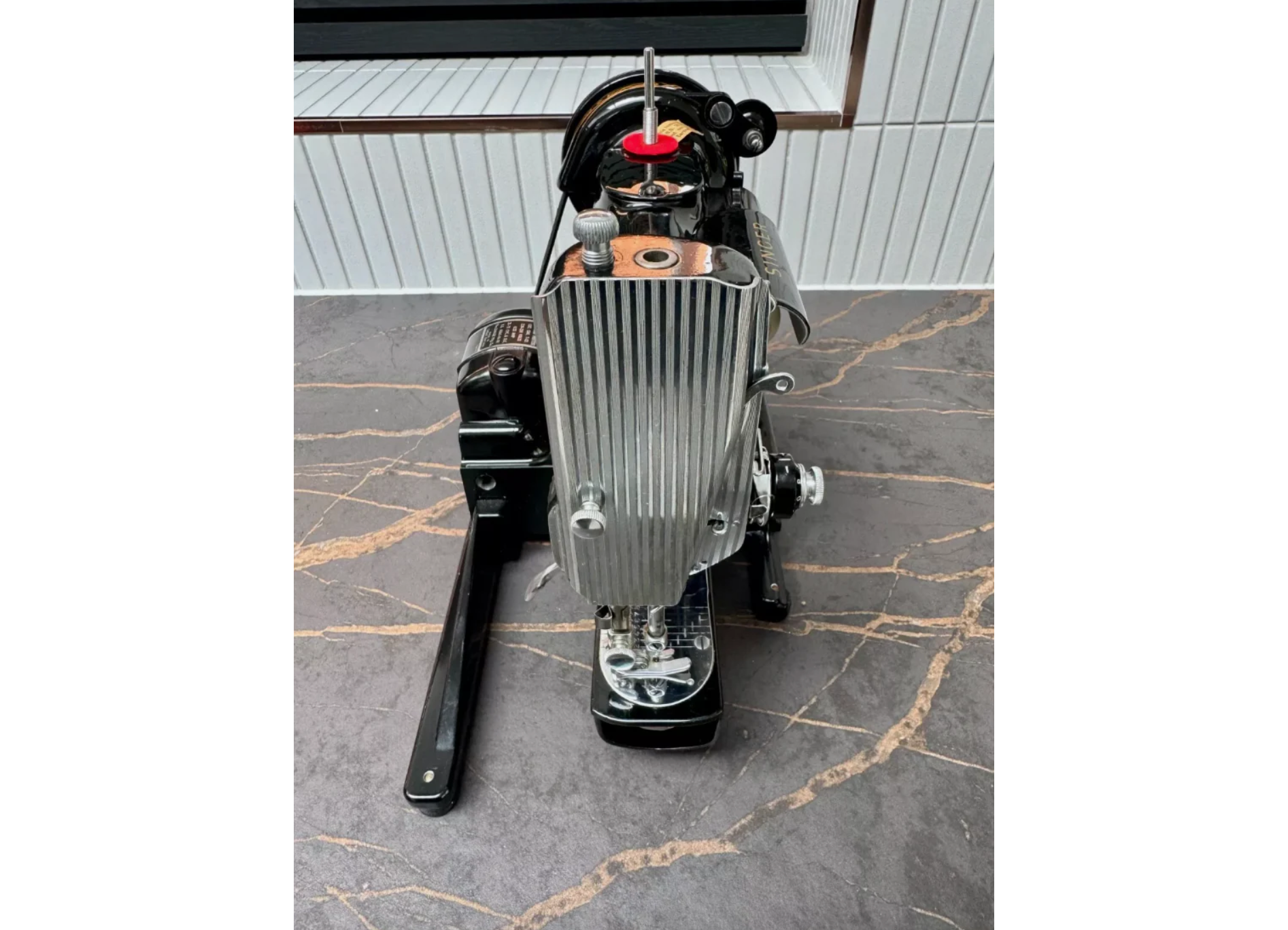 Rare 1960 Singer 222K Featherweight Free-Arm Sewing Machine – Red “S” Badge – Fully Serviced with Complete Accessories