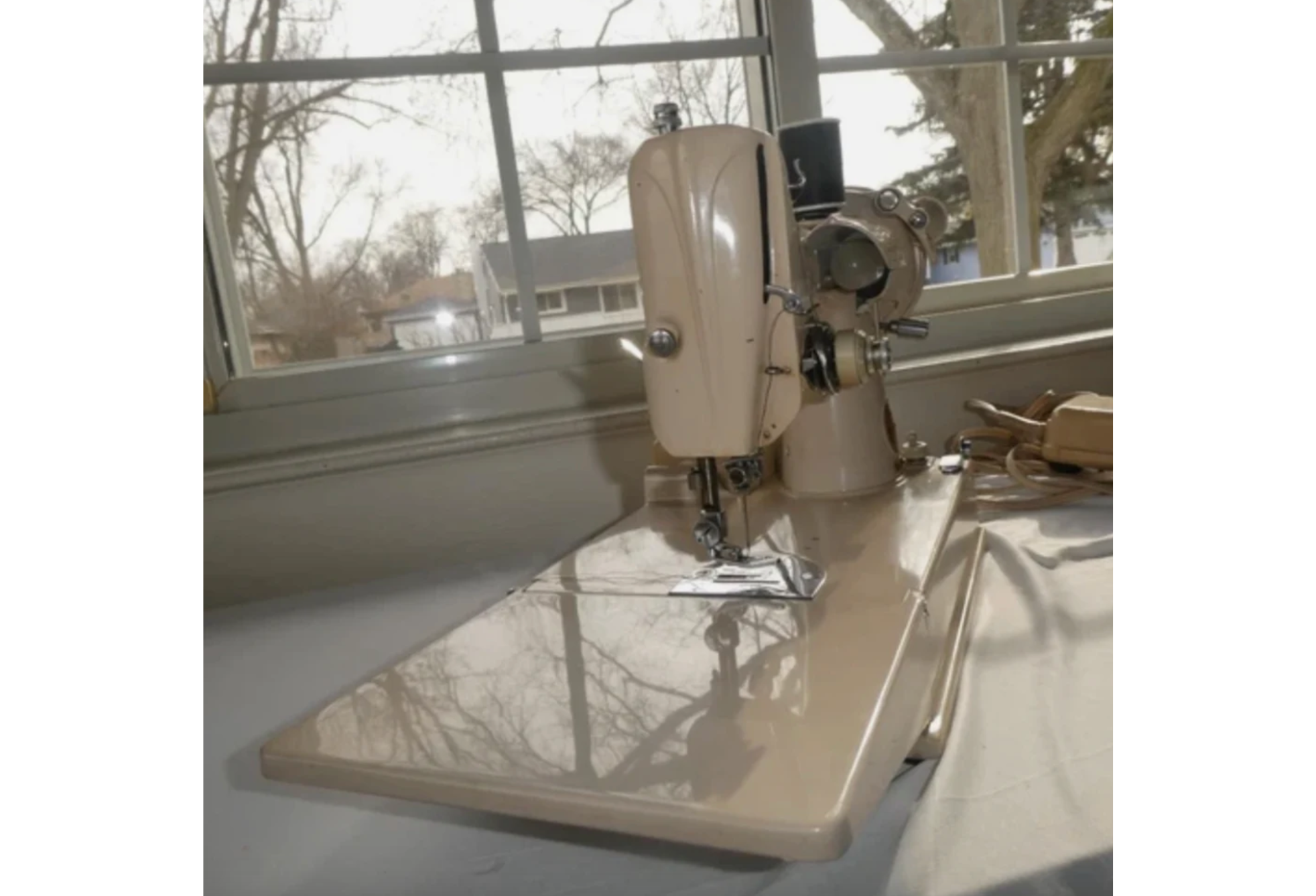 Vintage 1961 Singer 221K Tan Featherweight Sewing Machine with Case & Accessories – Rare British Made Singer Featherweight