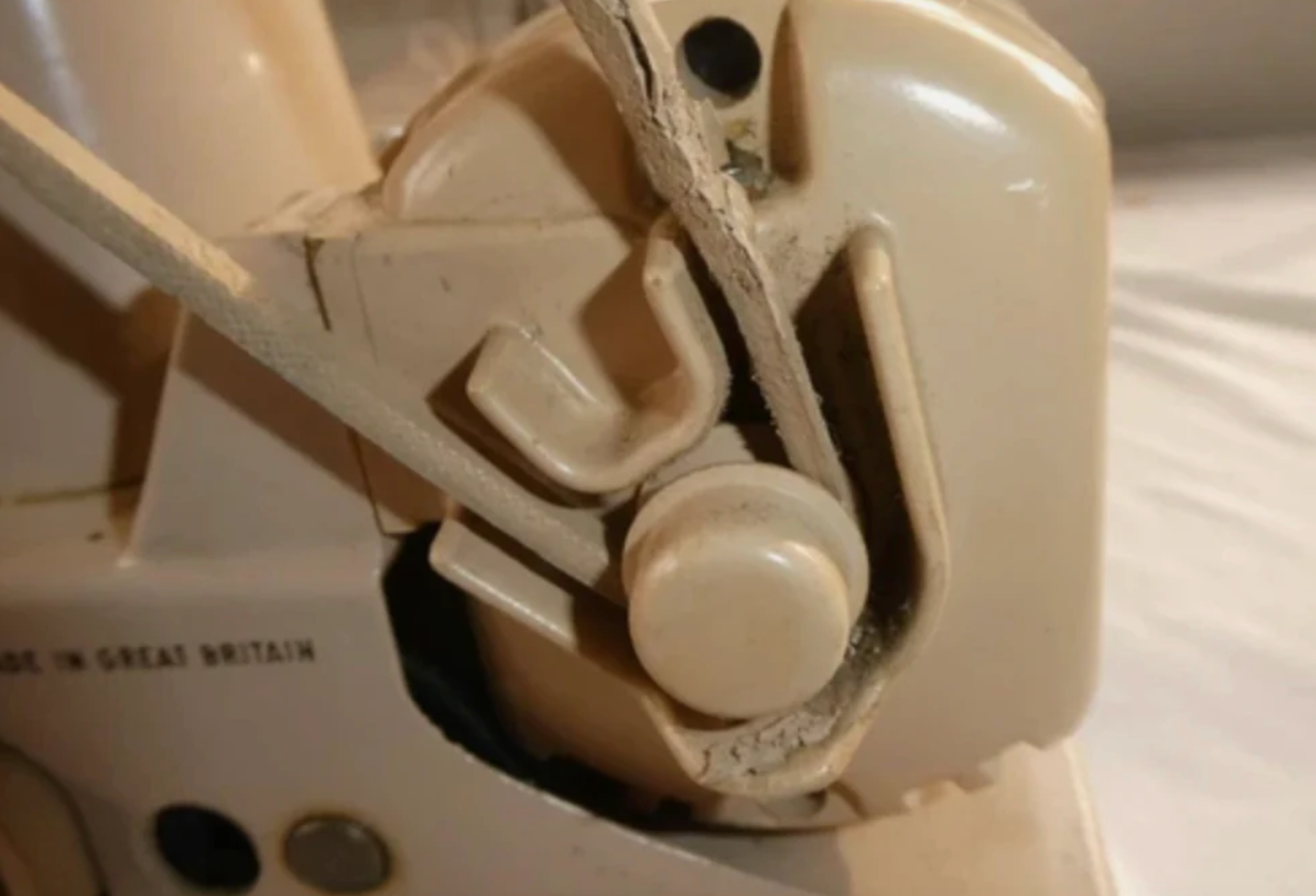 Vintage 1961 Singer 221K Tan Featherweight Sewing Machine with Case & Accessories – Rare British Made Singer Featherweight