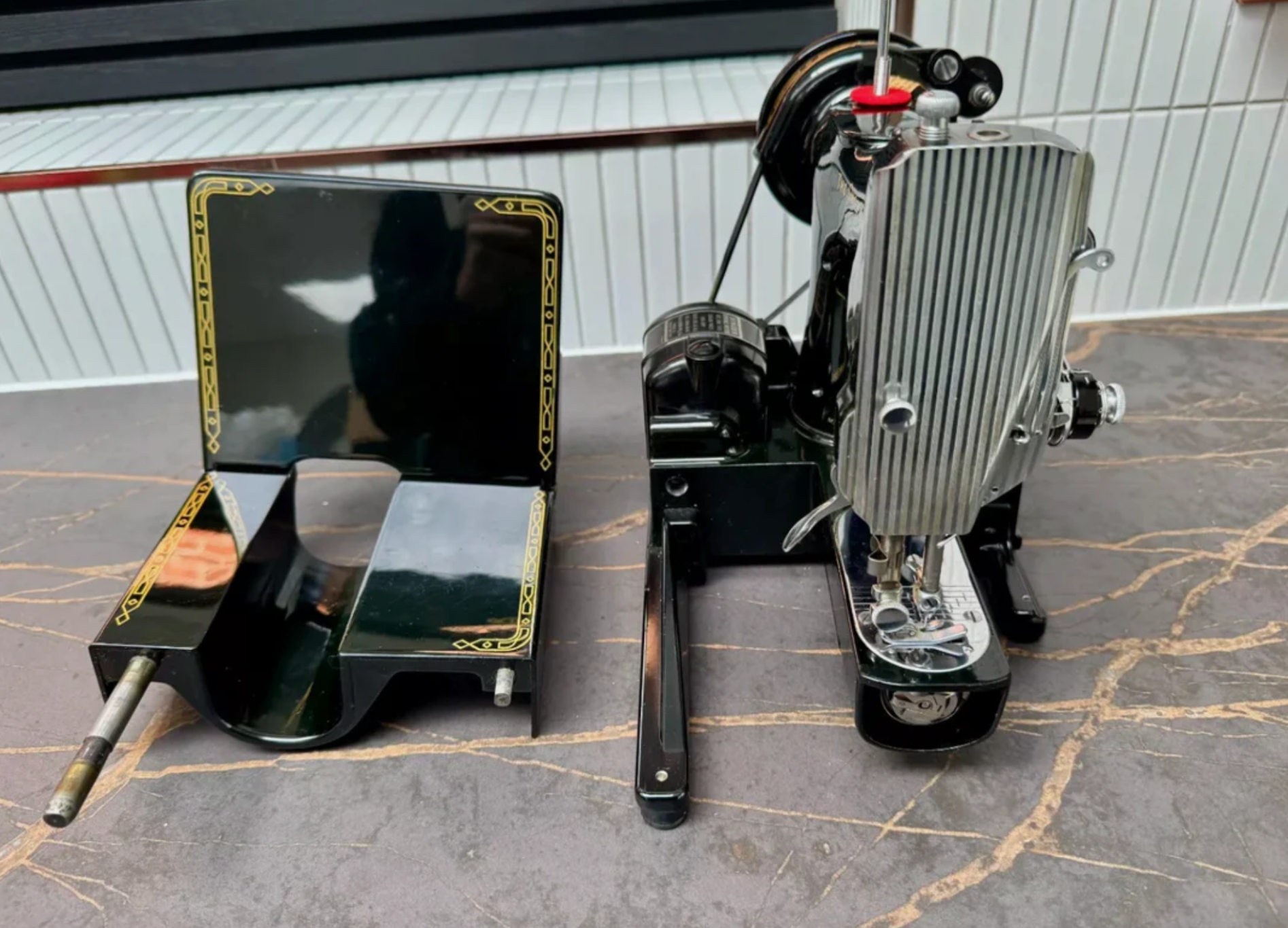 Rare 1960 Singer 222K Featherweight Free-Arm Sewing Machine – Red “S” Badge – Fully Serviced with Complete Accessories